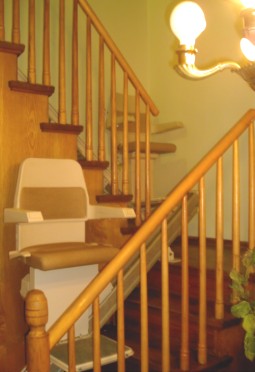 gerade Sitzlifte auf Podesttreppe 1